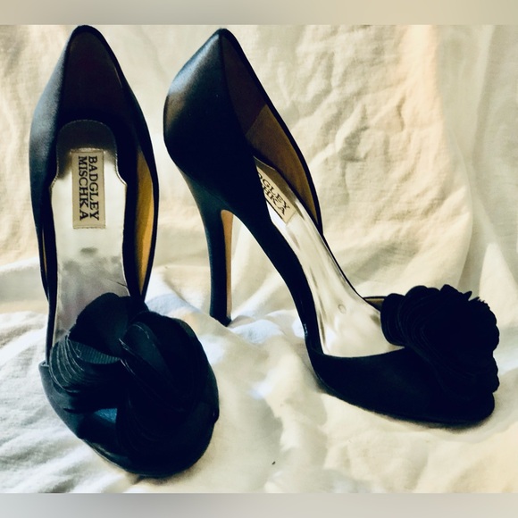 BADGLEY MISCHKA•SIZE-6•BLACK•HEELS•FLORAL ACCENT - Picture 6 of 16